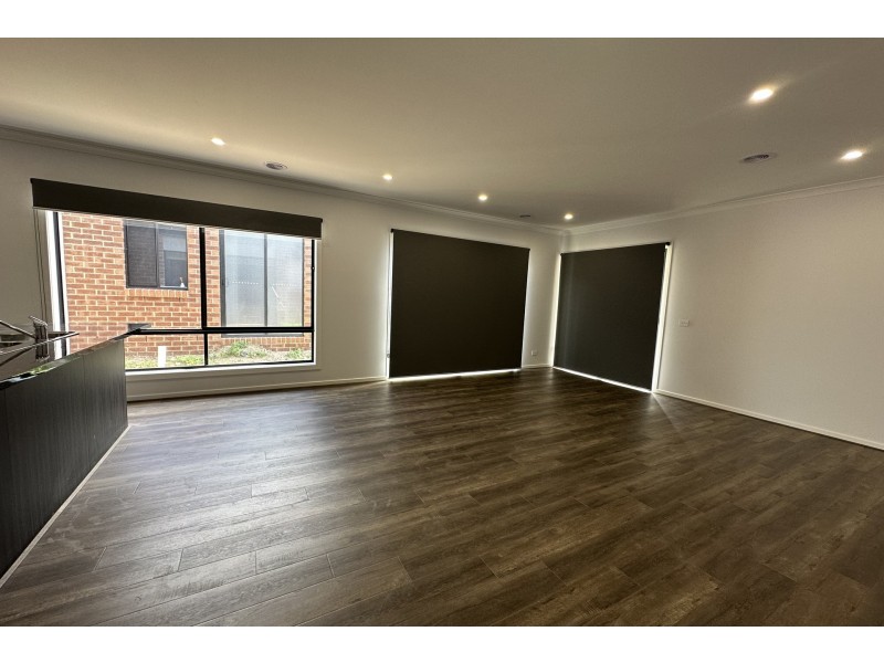 10 Nightfall Avenue, Clyde North VIC 3978