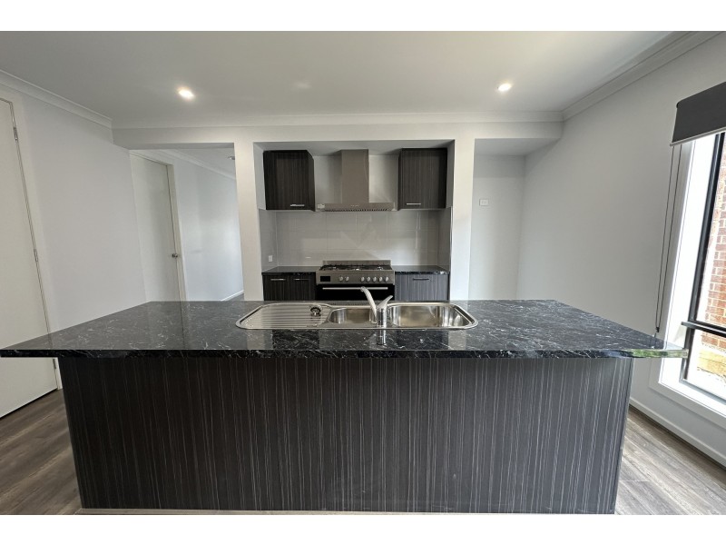 10 Nightfall Avenue, Clyde North VIC 3978