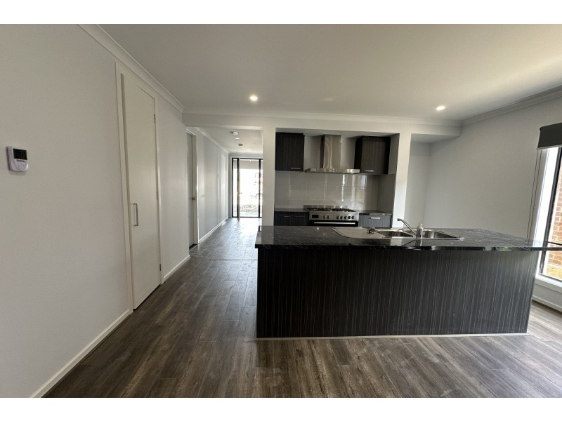 10 Nightfall Avenue, Clyde North VIC 3978