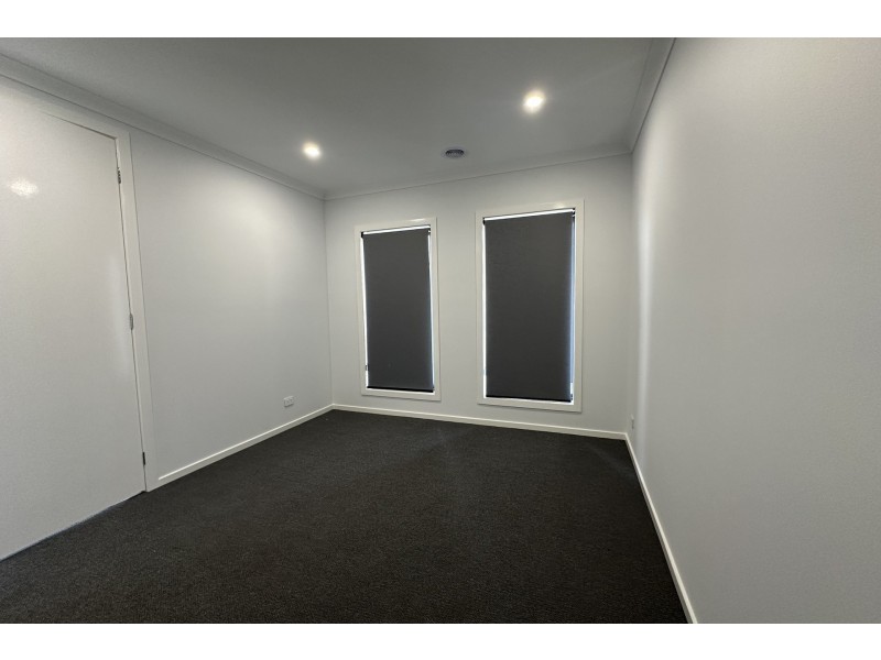 10 Nightfall Avenue, Clyde North VIC 3978