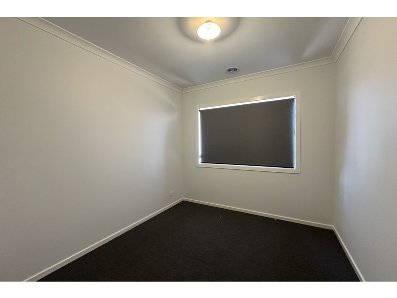 10 Nightfall Avenue, Clyde North VIC 3978