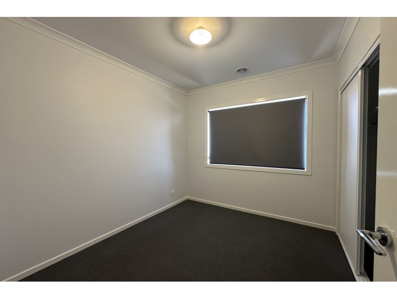 10 Nightfall Avenue, Clyde North VIC 3978