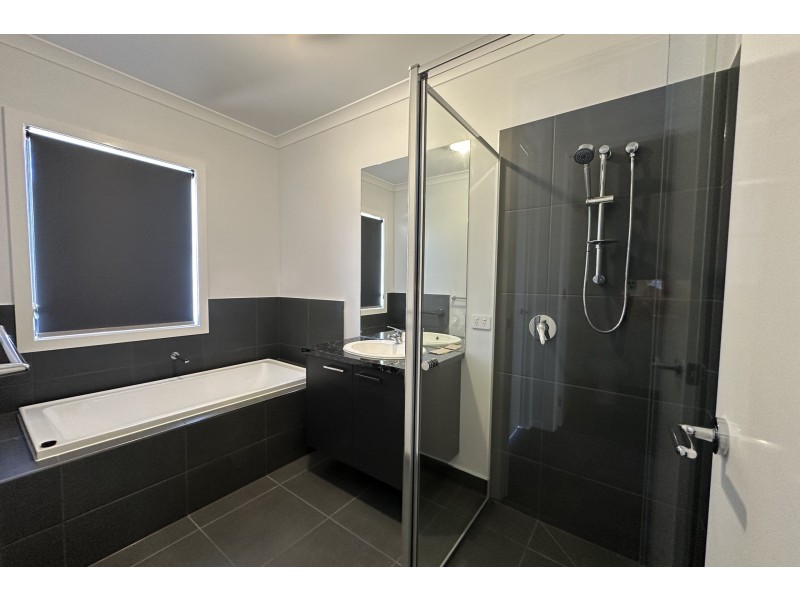 10 Nightfall Avenue, Clyde North VIC 3978