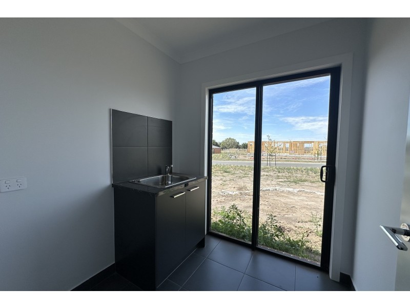 10 Nightfall Avenue, Clyde North VIC 3978