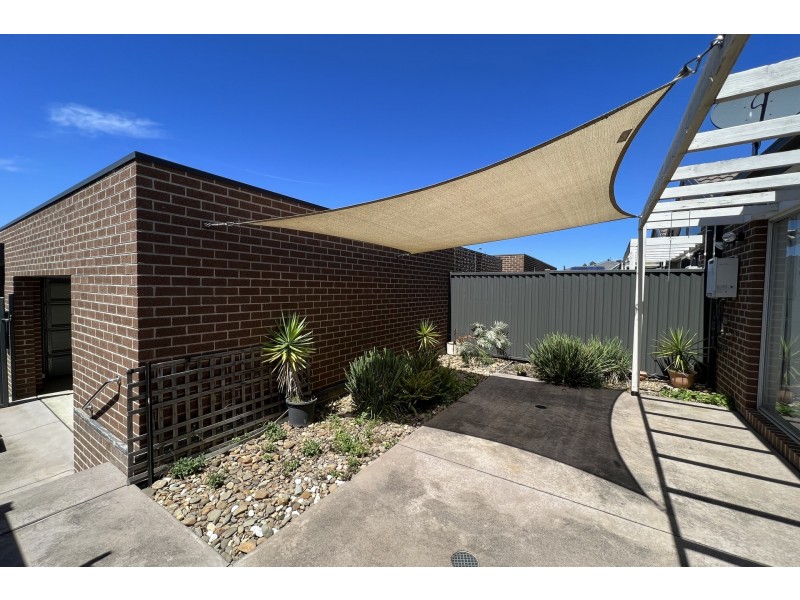 12 Chancery Lane, Cranbourne East VIC 3977