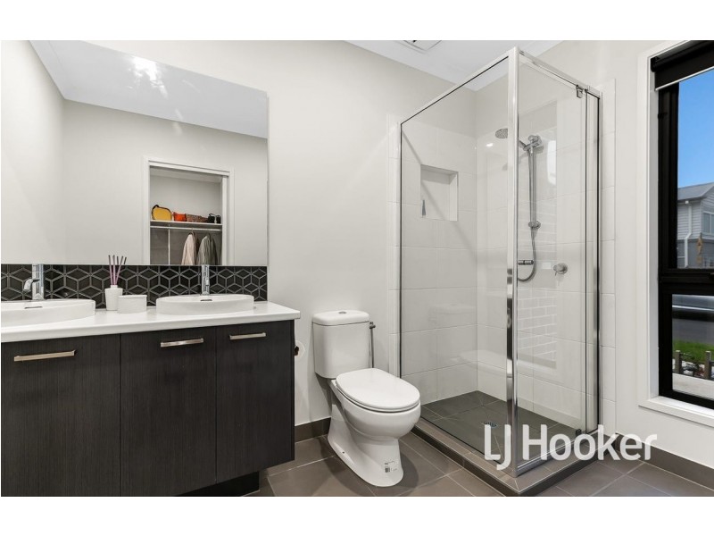 14 Clamoroso Drive, Clyde North VIC 3978