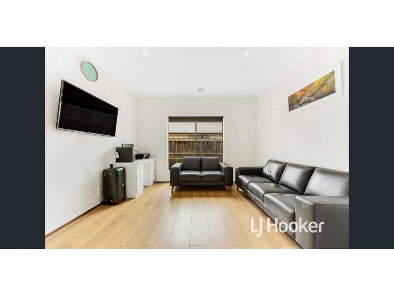 53 Valencia Circuit, Cranbourne VIC 3977