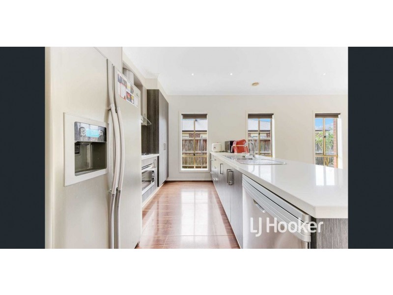 53 Valencia Circuit, Cranbourne VIC 3977