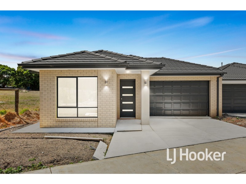 10 Prosperous Way, Cranbourne East VIC 3977