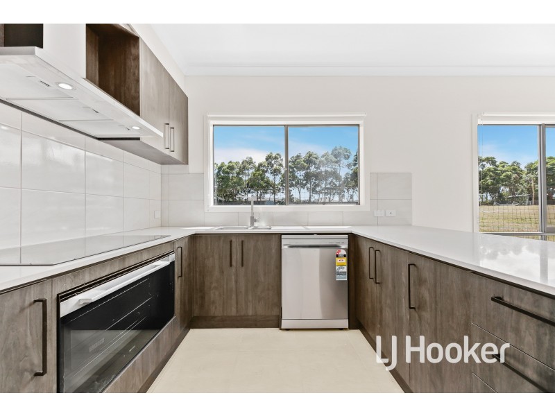 10 Prosperous Way, Cranbourne East VIC 3977