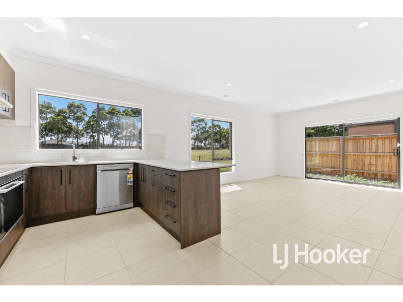 10 Prosperous Way, Cranbourne East VIC 3977