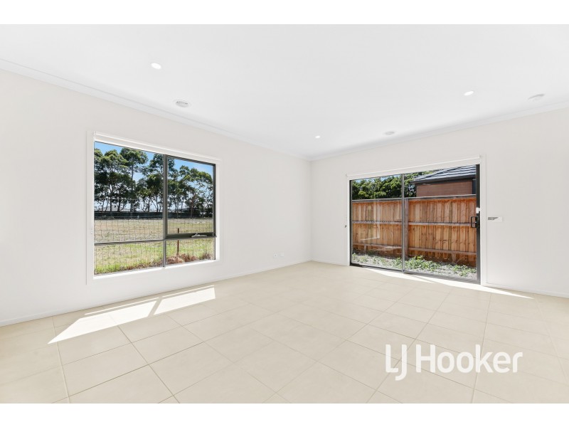 10 Prosperous Way, Cranbourne East VIC 3977