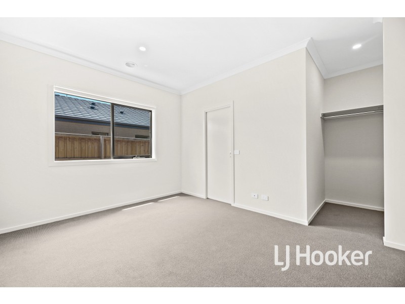 10 Prosperous Way, Cranbourne East VIC 3977