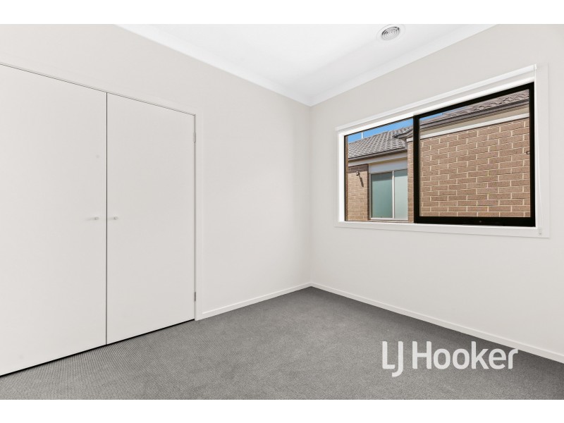 10 Prosperous Way, Cranbourne East VIC 3977