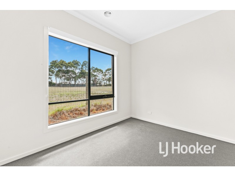 10 Prosperous Way, Cranbourne East VIC 3977