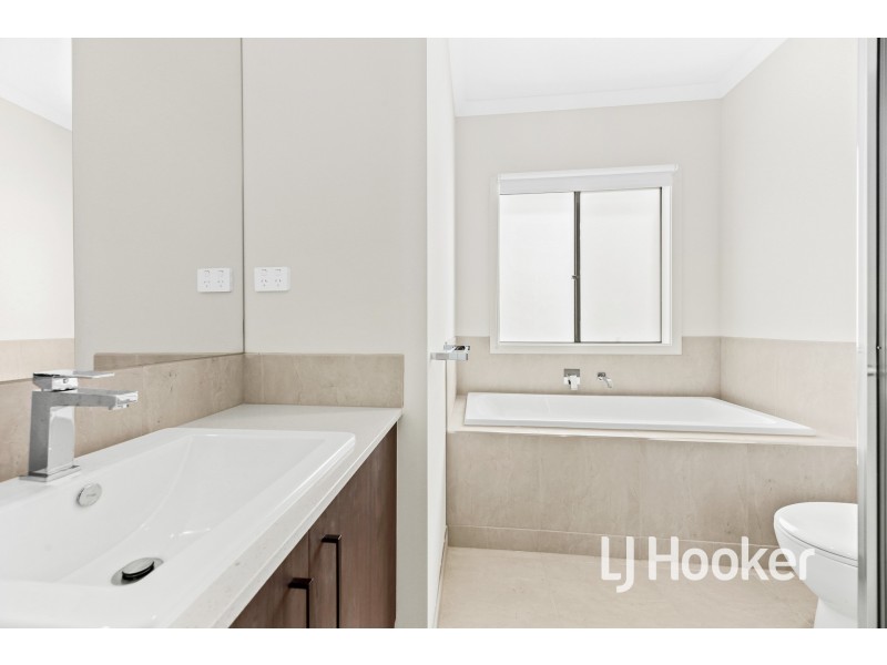 10 Prosperous Way, Cranbourne East VIC 3977