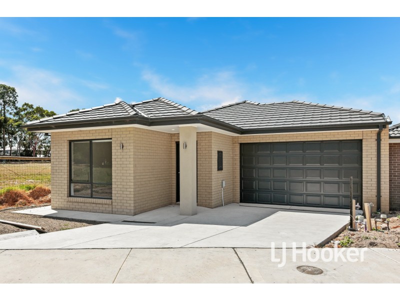 10 Prosperous Way, Cranbourne East VIC 3977