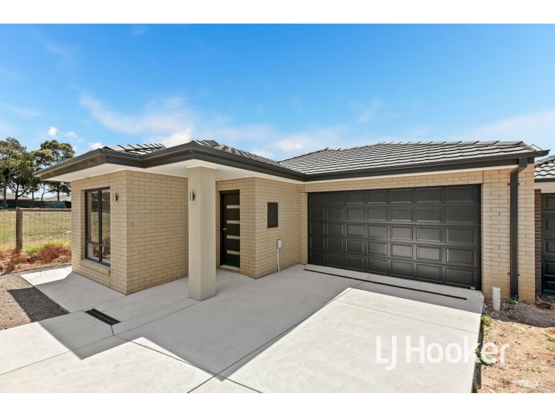 10 Prosperous Way, Cranbourne East VIC 3977