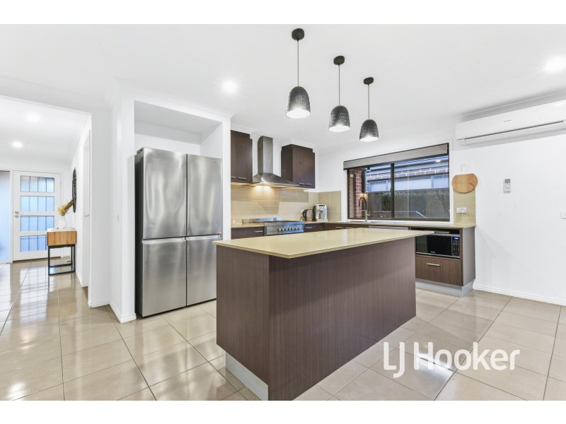 22 MacPherson Circuit, Cranbourne East VIC 3977
