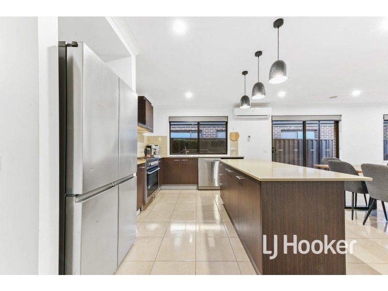 22 MacPherson Circuit, Cranbourne East VIC 3977