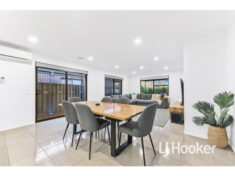 22 MacPherson Circuit, Cranbourne East VIC 3977