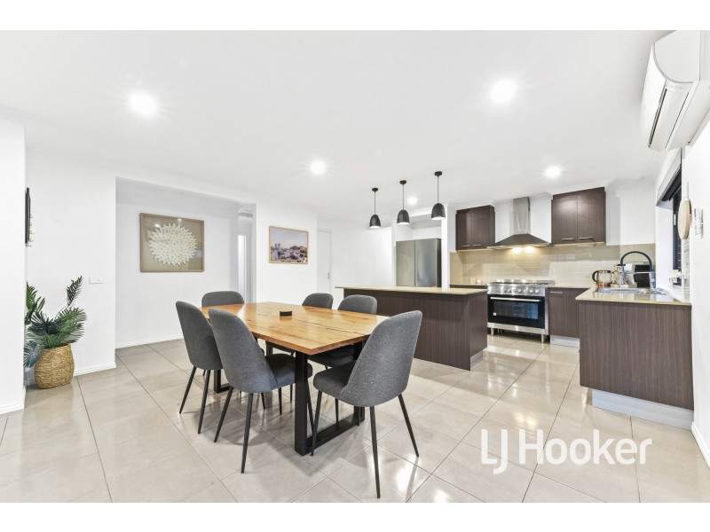 22 MacPherson Circuit, Cranbourne East VIC 3977