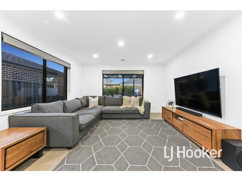 22 MacPherson Circuit, Cranbourne East VIC 3977