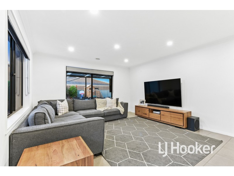 22 MacPherson Circuit, Cranbourne East VIC 3977