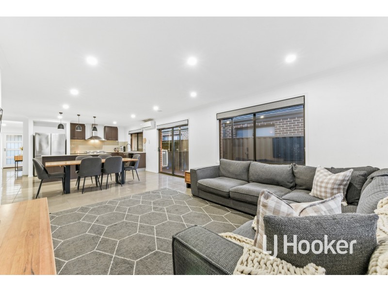 22 MacPherson Circuit, Cranbourne East VIC 3977