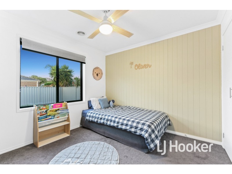 22 MacPherson Circuit, Cranbourne East VIC 3977
