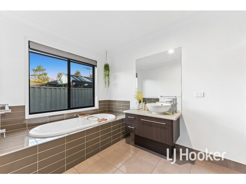 22 MacPherson Circuit, Cranbourne East VIC 3977