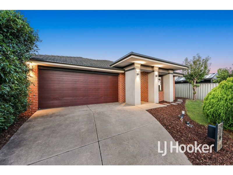 22 MacPherson Circuit, Cranbourne East VIC 3977