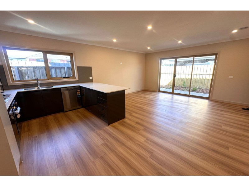 2C Wykeham Court, Frankston VIC 3199