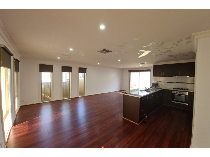 1/284 Pound Road, Hampton Park VIC 3976