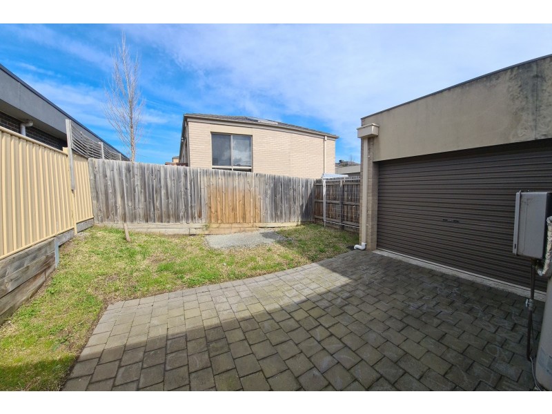 1/284 Pound Road, Hampton Park VIC 3976
