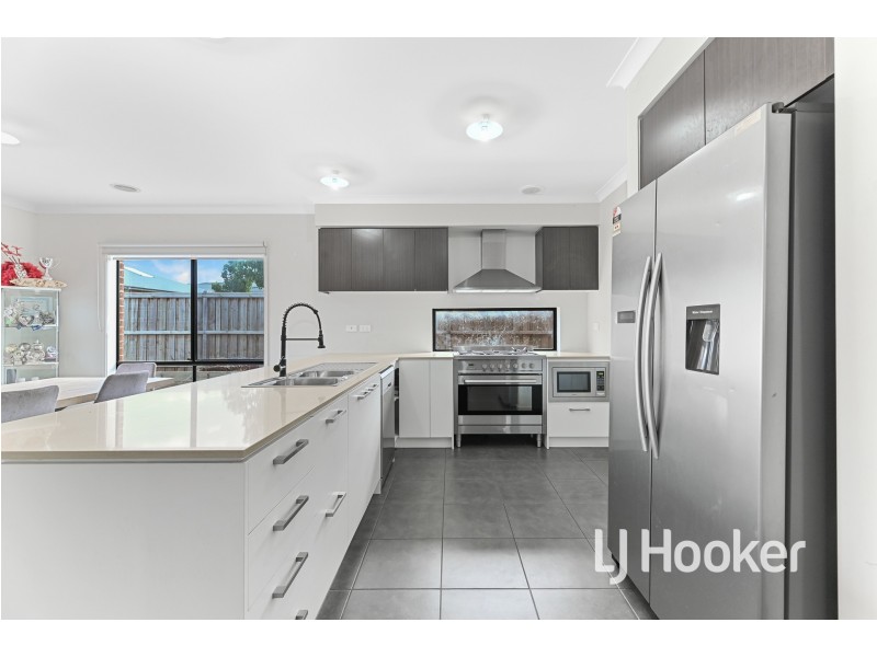 26 Atrium Street, Clyde North VIC 3978