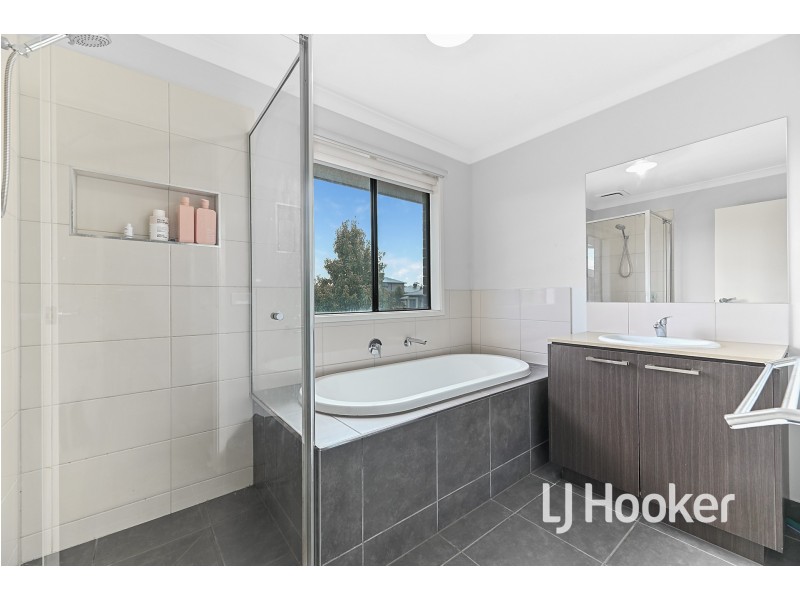 26 Atrium Street, Clyde North VIC 3978