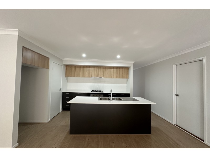 26 Woolly Parade, Clyde North VIC 3978