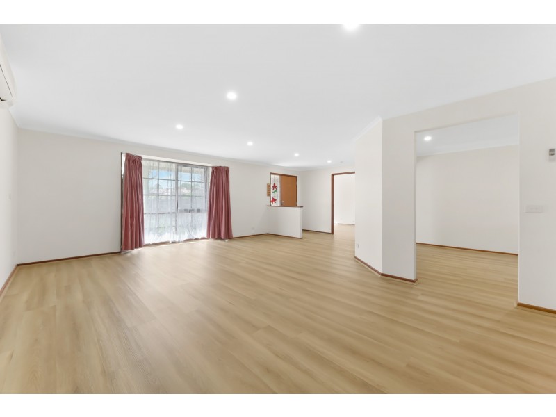 16 Lauren Drive, Hampton Park VIC 3976