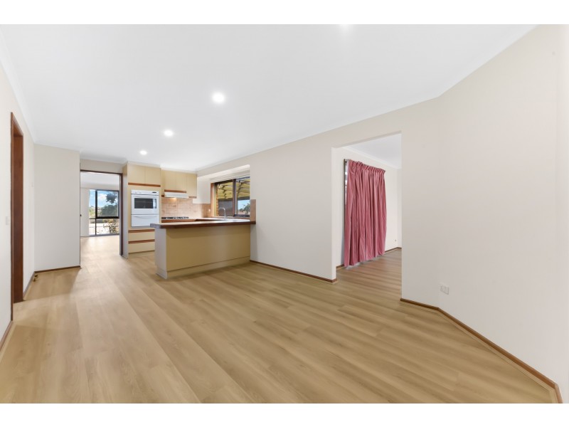 16 Lauren Drive, Hampton Park VIC 3976