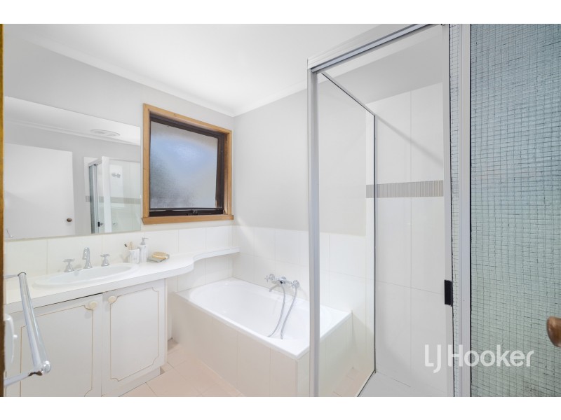 26 Skye Crescent, Endeavour Hills VIC 3802