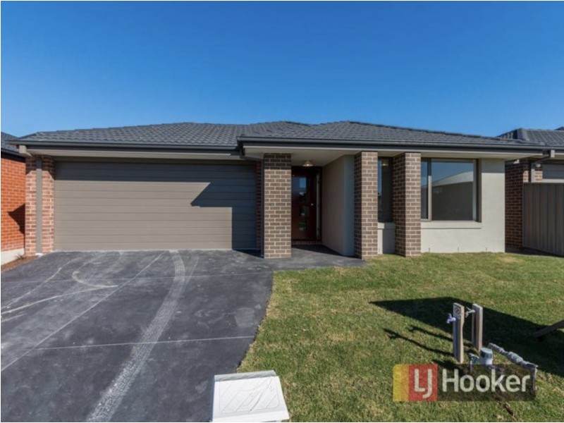 127 Scotsdale Drive, Cranbourne East VIC 3977