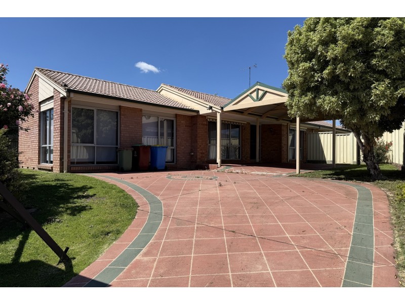 8 Frances Crescent, Cranbourne North VIC 3977