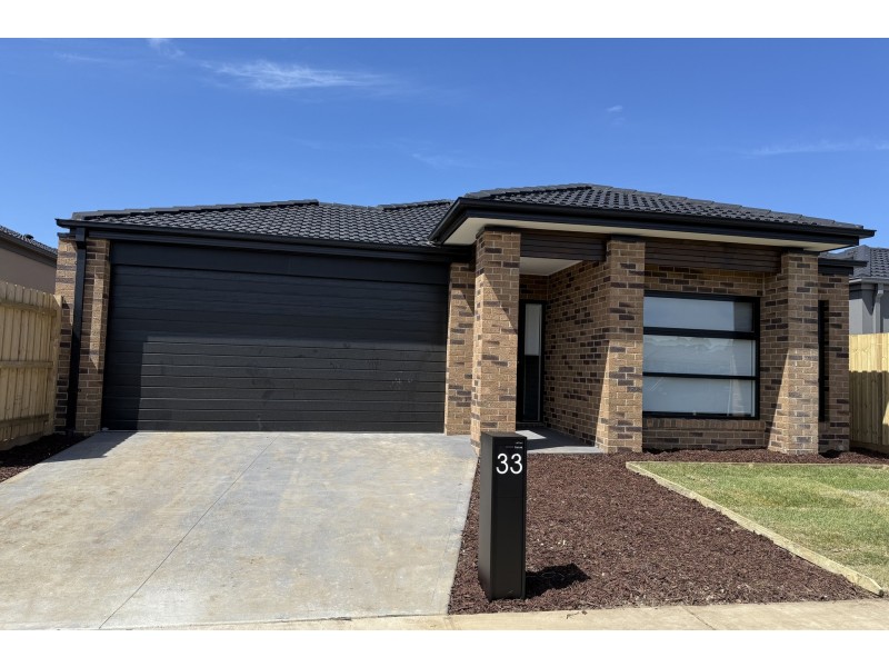 33 Dream Avenue, Cranbourne East VIC 3977