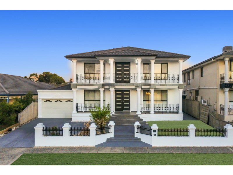 32 Yorkshire Drive, Cranbourne North VIC 3977