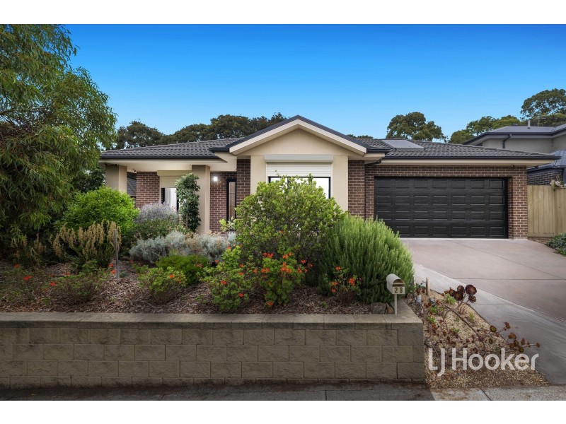 28 Royaloak Crescent, Cranbourne East VIC 3977