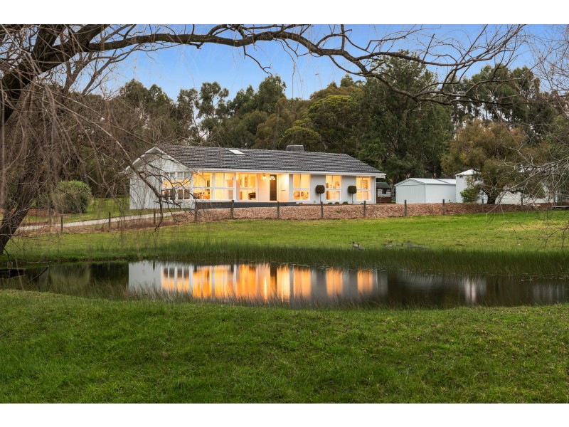 1 Fiona Drive, Cranbourne South VIC 3977