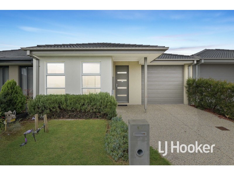 10 Diplomat Crescent, Cranbourne South VIC 3977