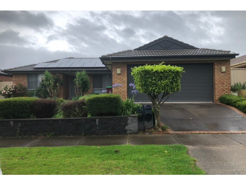 5 Armoy Close, Cranbourne East VIC 3977