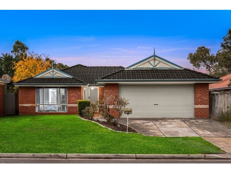 18 Carboni Crescent, Lynbrook VIC 3975